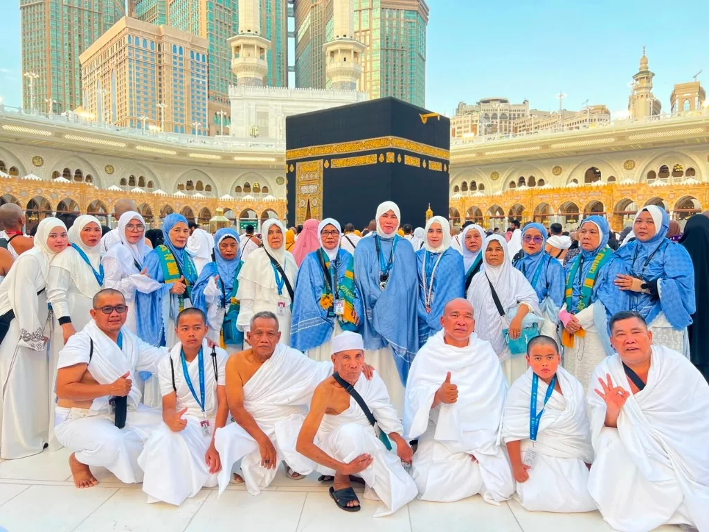 Momen Khusyuk Jamaah di Depan Ka'bah